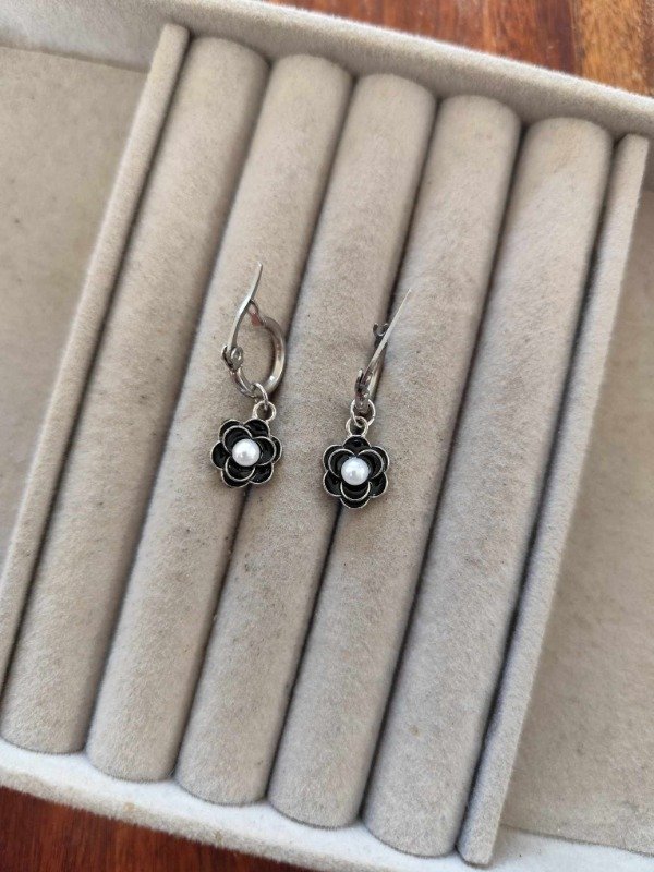 Producto - Aros argolla rosa negra con perlas. Acero quirúrgico