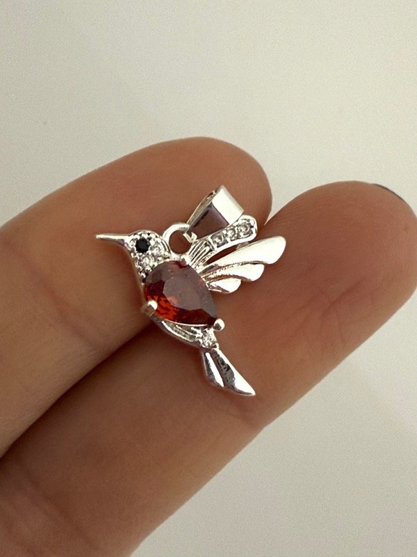 Producto - DB633 Dije colibrí cubik rojo y micropave acero blanco 1 cm