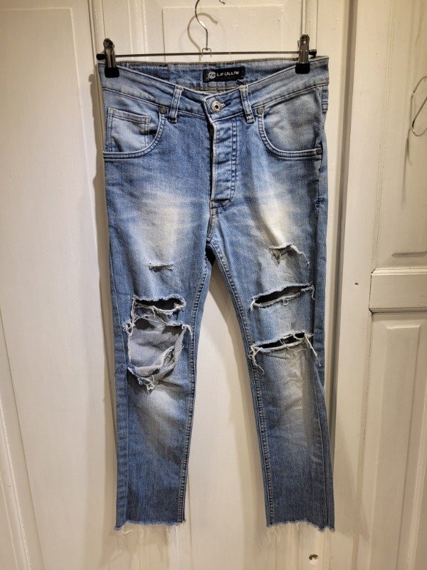 Producto - Jean LE UTHHE celeste con roturas Talle 16 años - PRECIO: 10X