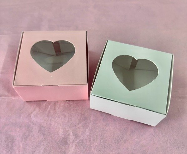 Producto - CAJA TAPA BISAGRA VISOR CORAZON ROSA  O BLANCO  - COD. 193 medida 10x5x10