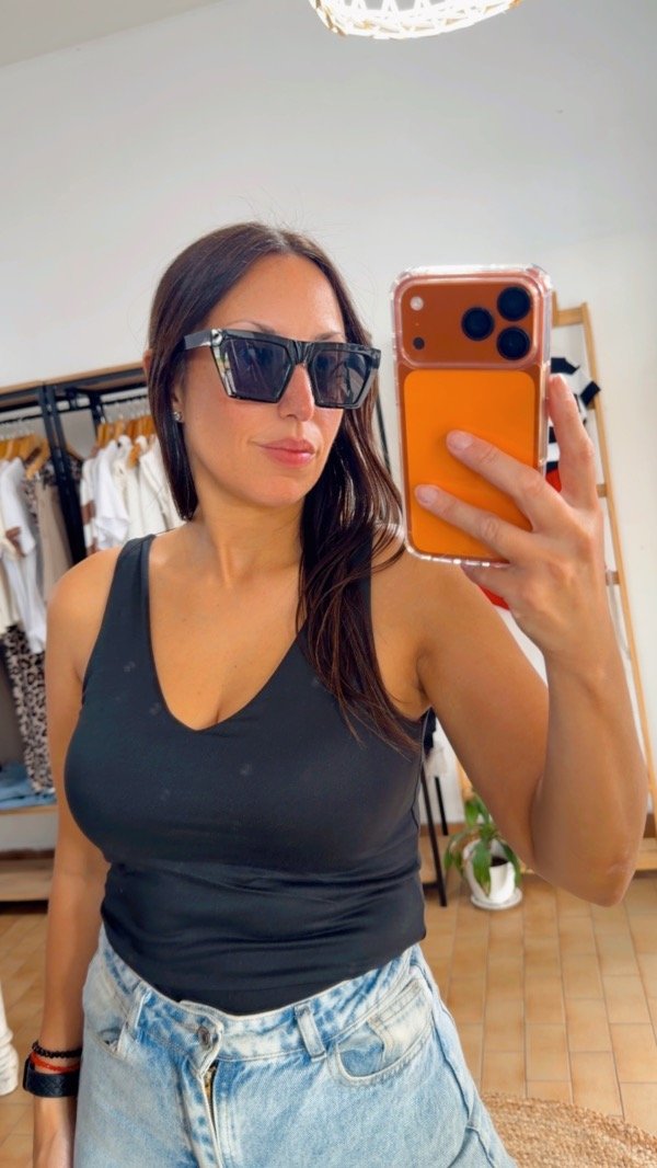 Producto - Musculosa en V Negra