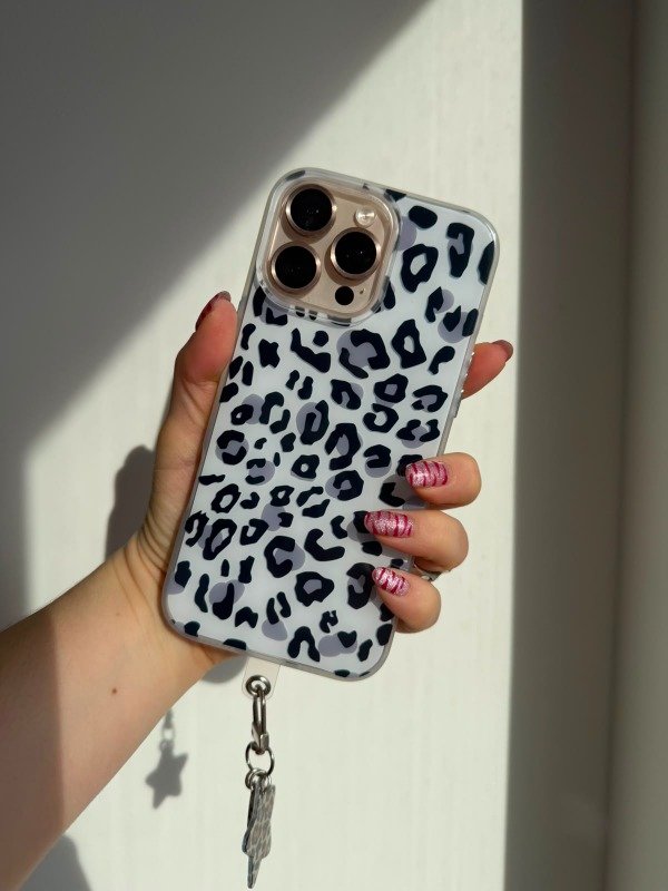 Producto - Case animal print con accesorio blanco