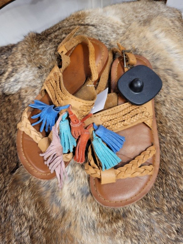 Producto - Sandalias CHEEKY marrones con flecos de colores Talle 26 - PRECIO: 9X