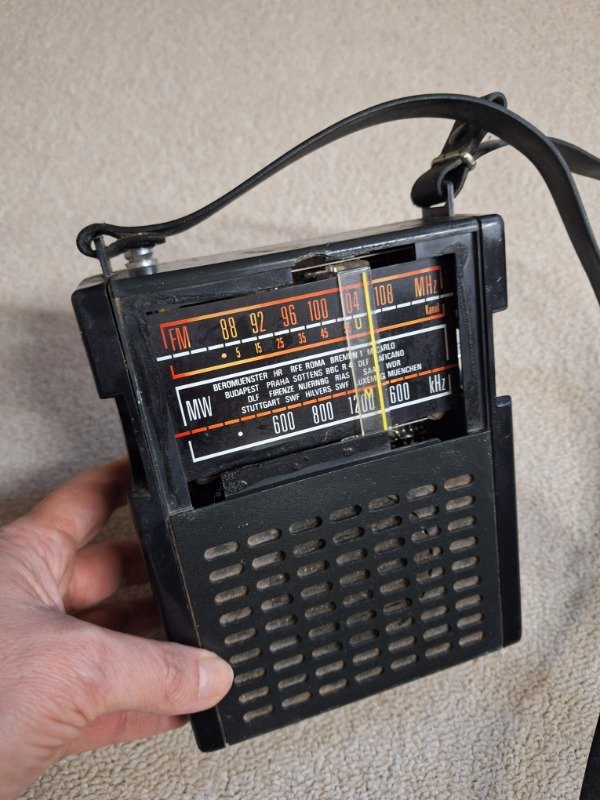 Producto - Radio Portátil con correa - 1