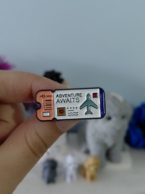Producto - Pin metalizado - Pasaje "Adventure awaits" #2667
