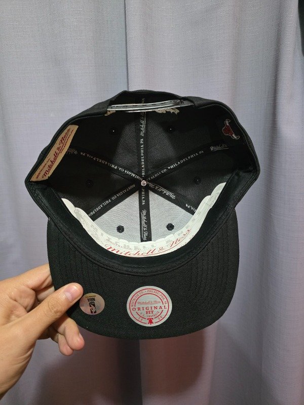 Chicago bulls the finals collection black and gold mitchell and ness snapback — imagen 4