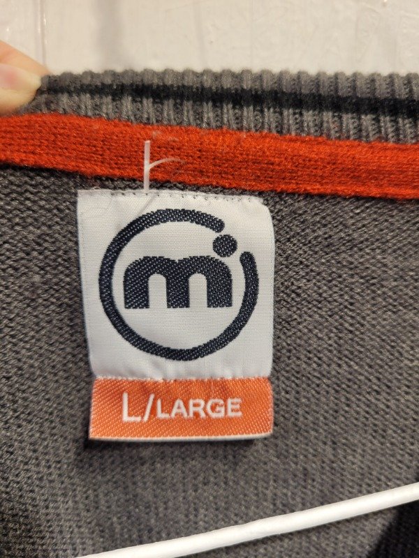 Producto - Sweater MISTRAL gris oscuro escote en v Talle L - PRECIO: 49X - 3