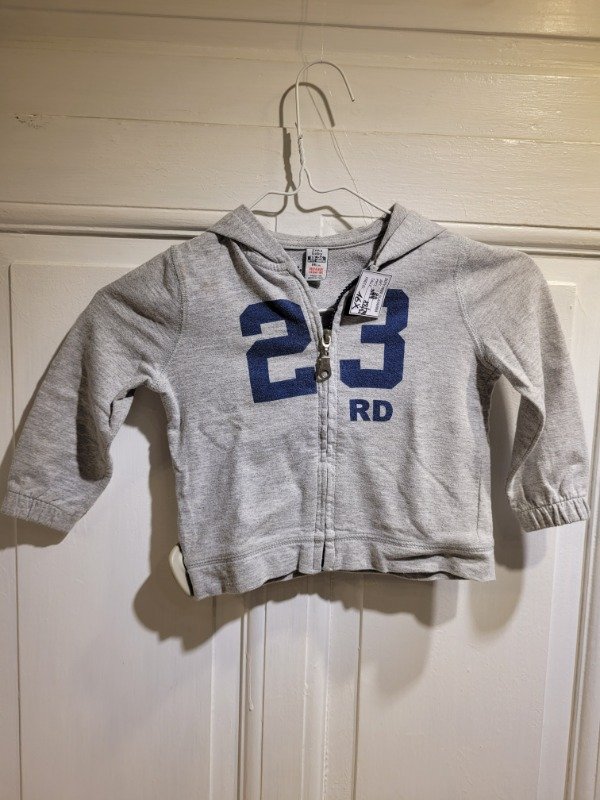 Producto - Buzo ZARA gris con cierre y capucha Talle 18/24 meses - PRECIO: 16X