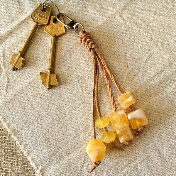 Producto - Llavero Carmela camel