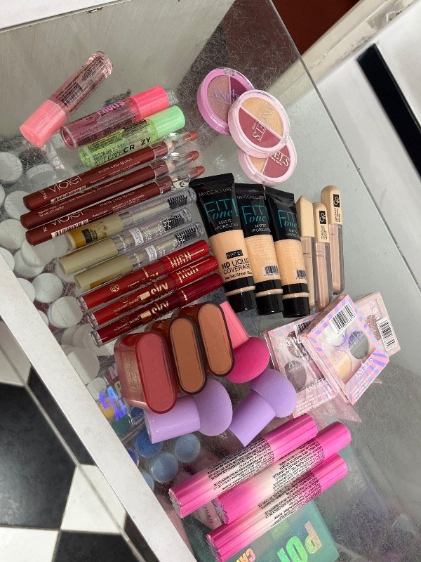 Producto - Kit emprendedor de maquillaje 33 productos