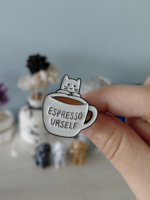 Producto - Pin metalizado - Michi "Expresso urself" #2386