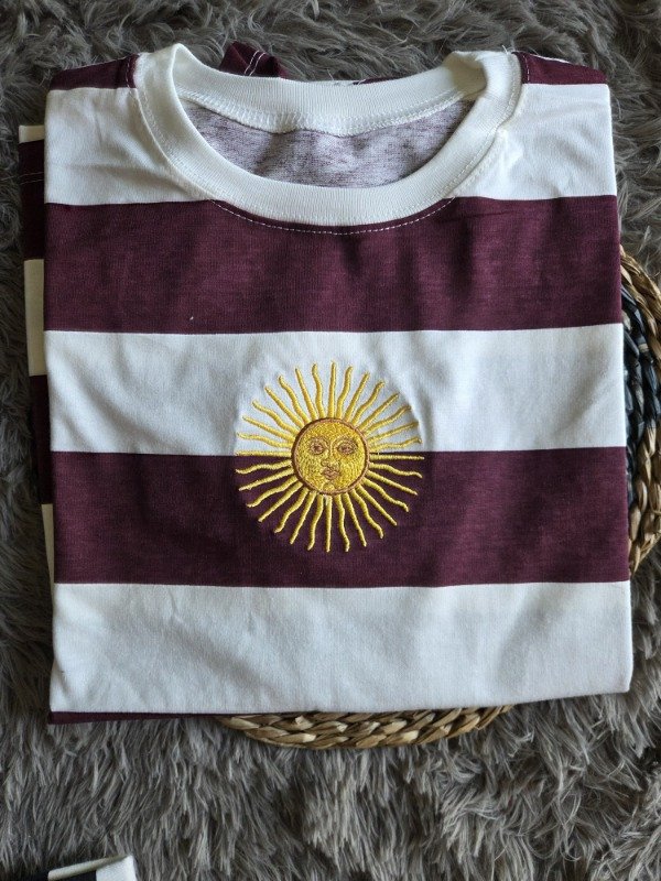 Producto - Remera Argentina de algodon Bordo Sol de Mayo bordado