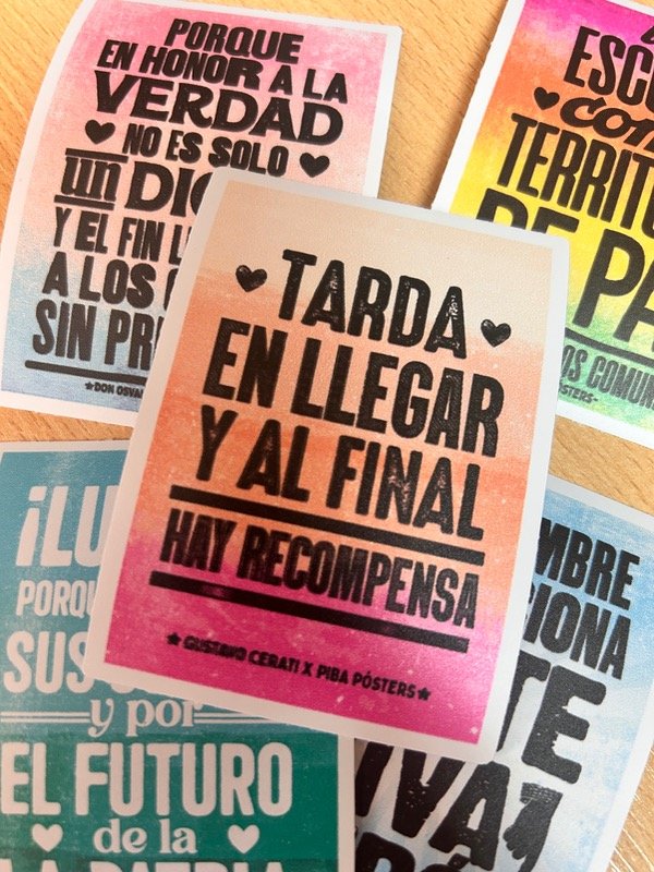 Producto - Sticker tarda en llegar - Piba Posters