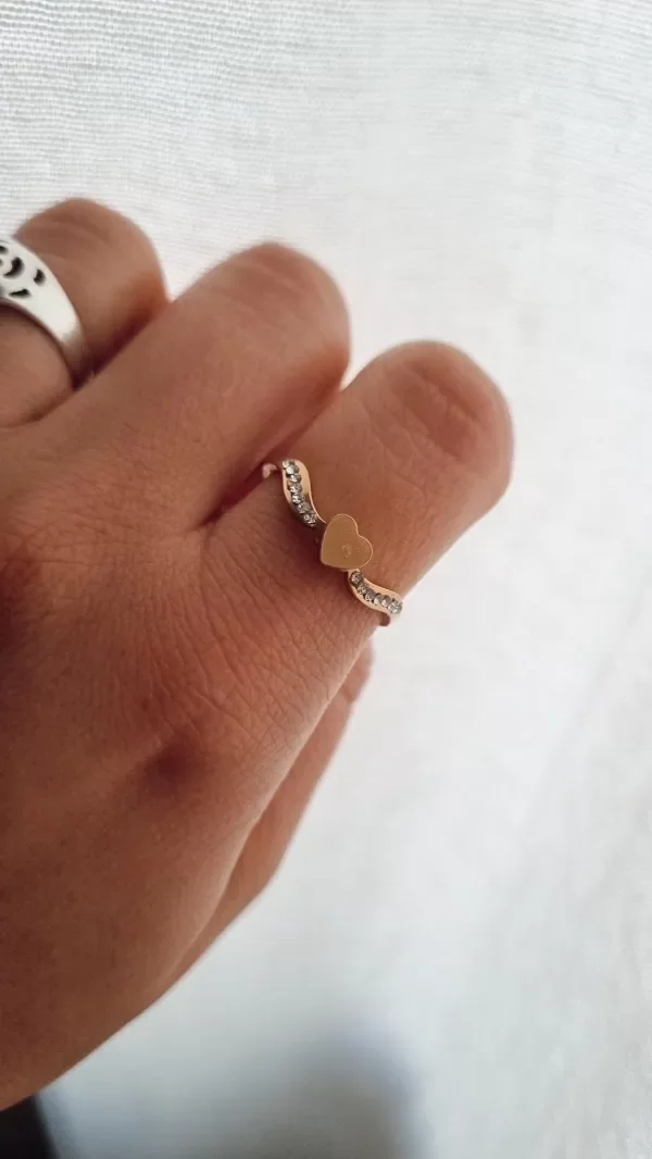 Producto - Anillo curvo con strass y corazon chato Ad