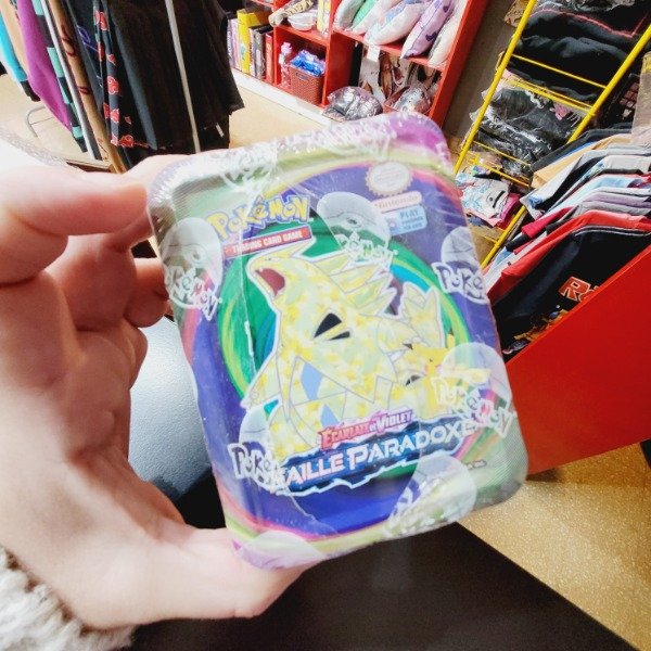 Producto - LATA DE CARTA POKEMON SCARLET VIOLET TYRANITAR