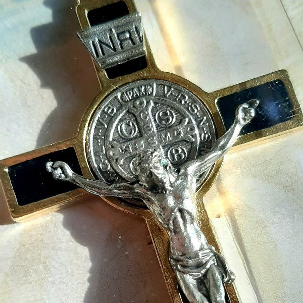 Producto - Cruz de metal dorada - 1