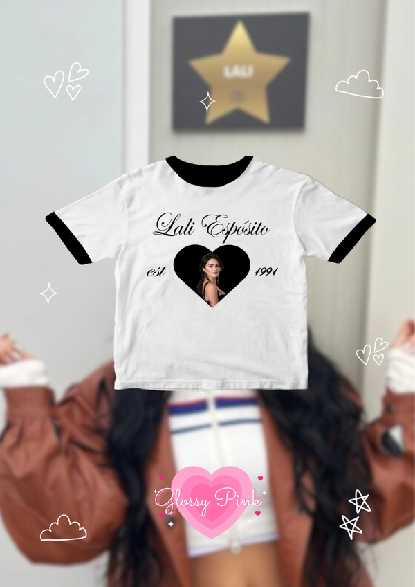 Baby tee Lali est 1991 detalles negros en manga y cuello