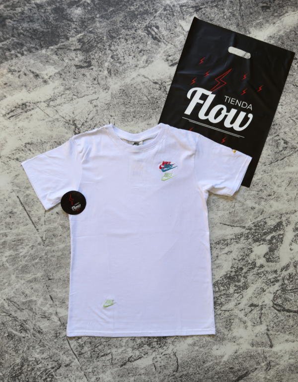 Producto - Remera Nike ESSENTIAL Blanca