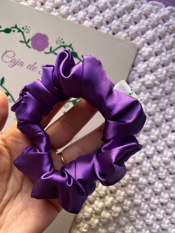 Producto - Scrunchie mini morada satén