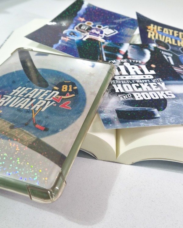 Producto - Skins para kindle - Heated Rivalry holográfico (Packs por 4)