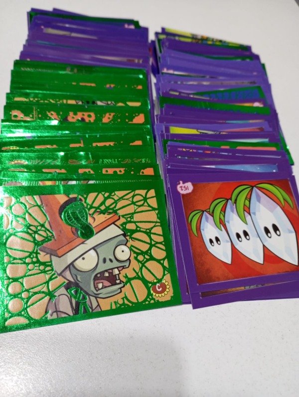 Producto - Completá tu colección Plantas Vs Zmbies 2