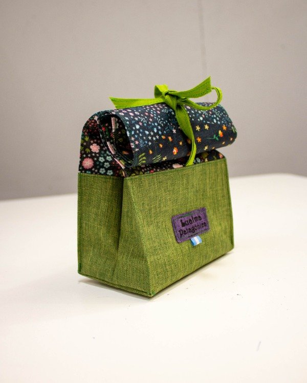 Producto - Bolsita multiuso verde y estampado florcitas collage