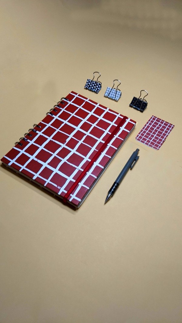 Producto - PREVENTA Cuaderno A5 (14,5 x 21) Cuadrillé fondo rojo TIENDA ENTRE - 0