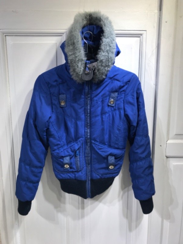Producto - Campera SÍNTOMA  azul francia capucha c/piel Talle 10 años - PRECIO: 22X