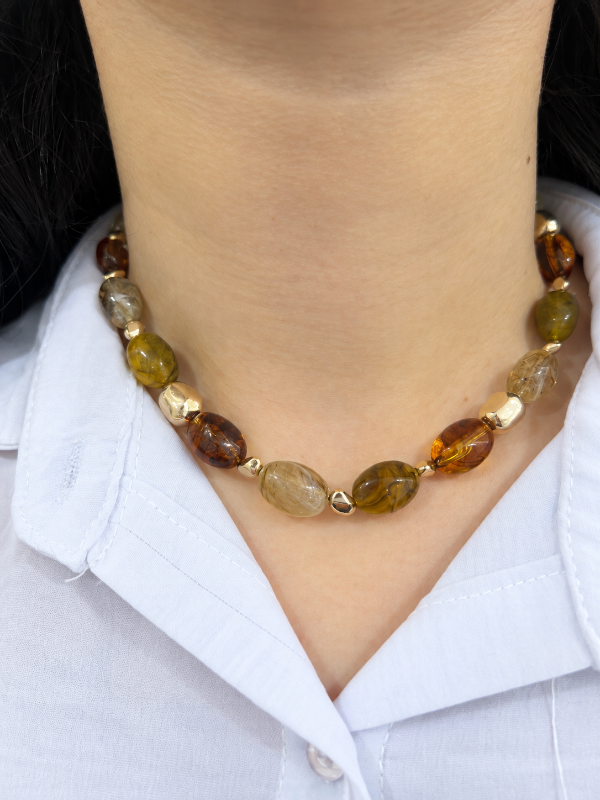 Producto - Collar de acrílico con detalles en acero dorado