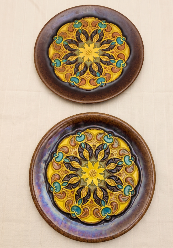 Producto - Par De Platos De Cerámica Con Relieve Pintado A Mano