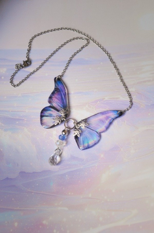 Producto - Collar mariposa violeta translúcido tornasol