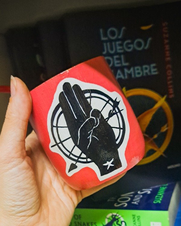 Producto - Mate pintado a mano Los juegos del hambre