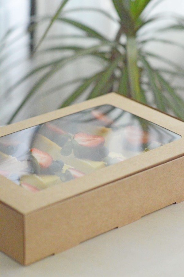Producto - Box multiuso kraft con visor 20x30x6 - ideal para petit fours - 2