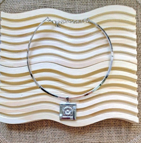 Producto - Chocker Rígido con dije Cuadrado Flor en el centro