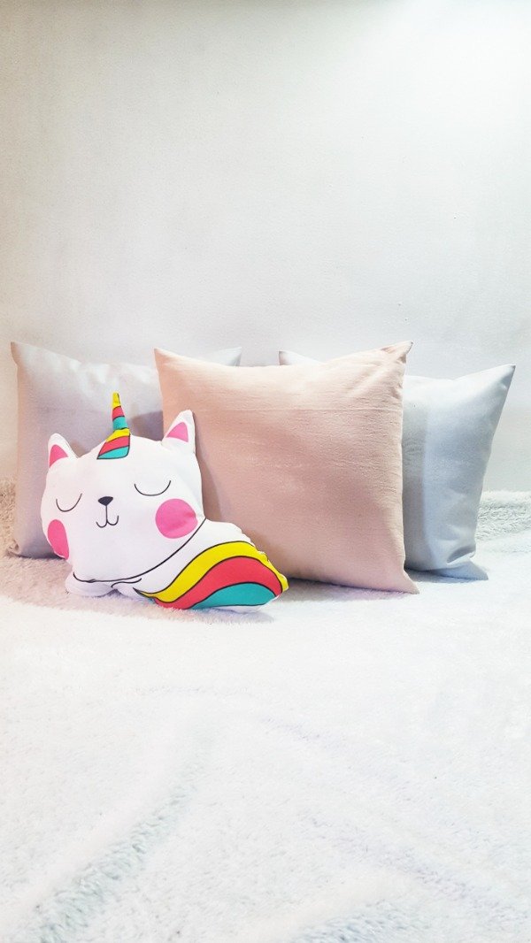 Producto - Combo 3 almohadones + unicornio gris (showroom san isidro)
