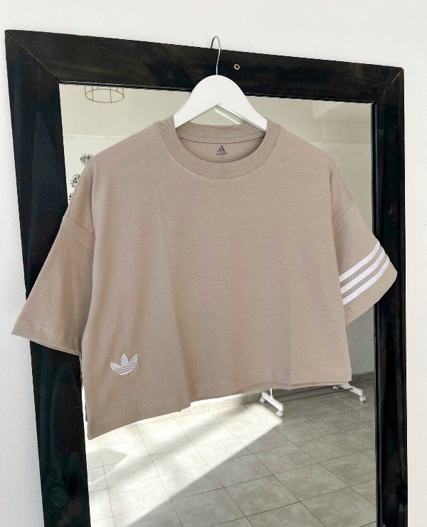 Producto - Remera crop oversize adicolor beigee