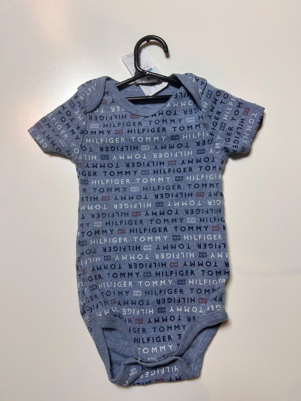 Producto - Body celeste con inscripcion Tommy Hilfiger 12 Meses (Nuevo) - 1