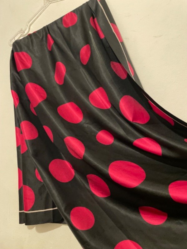 Producto - Pañuelo seda extra grande español fucsia negro