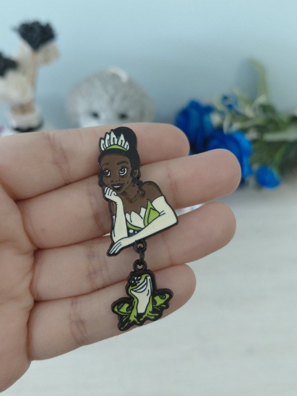 Producto - Pin metalizado - Tiana con colgante #1087
