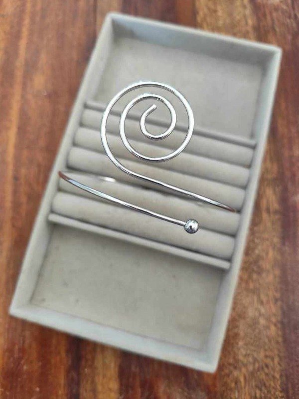 Producto - Brazalete onda + puntito. Plateado