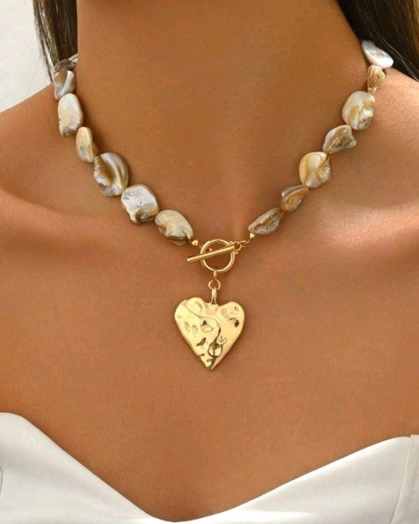 Producto - Collar corto importado de conchas y corazón dorado