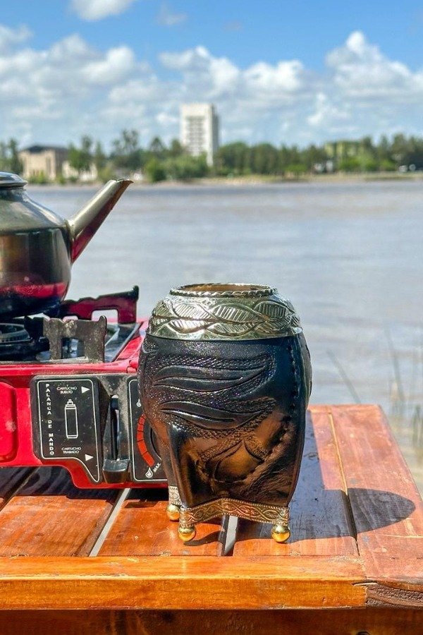 Producto - MATE TORPEDO REPUJADO VIROLA URUGUAYA