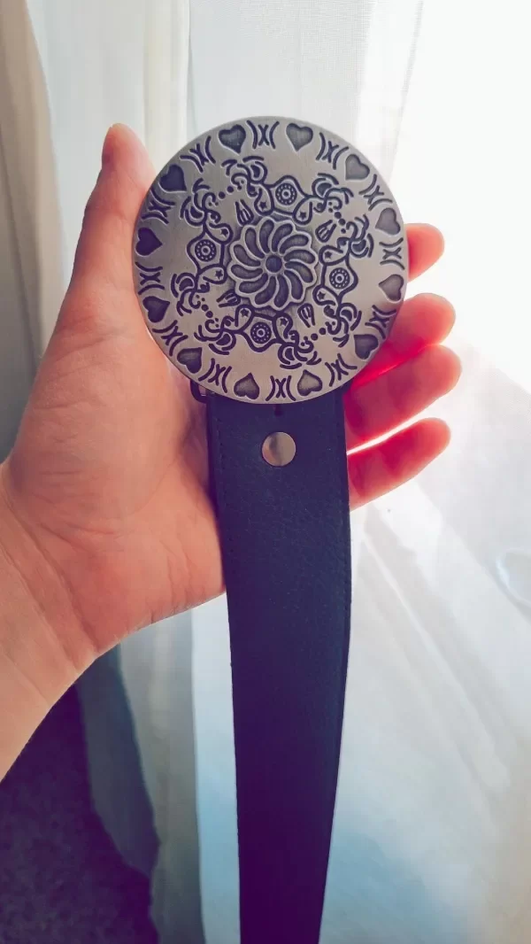 Producto - Cinto negro con chapon plateado con flores