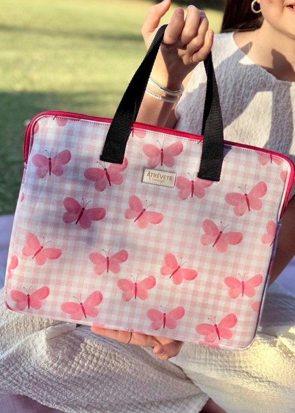 Producto - FUNDA DE NOTEBOOK - MARIPOSAS FUCSIA