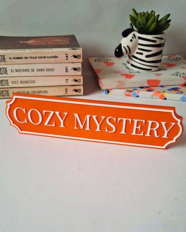 Producto - Cartel organizador "Cozy mystery"