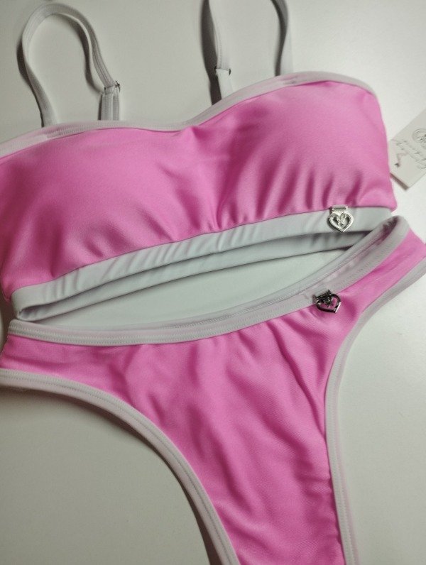 Producto - Conjunto bikini rosa con borde en blanco