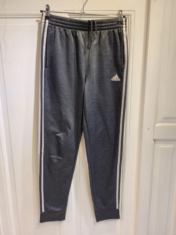 Producto - Jogging ADIDAS negro franjas blancas Talle 14/16 años - PRECIO: 40X