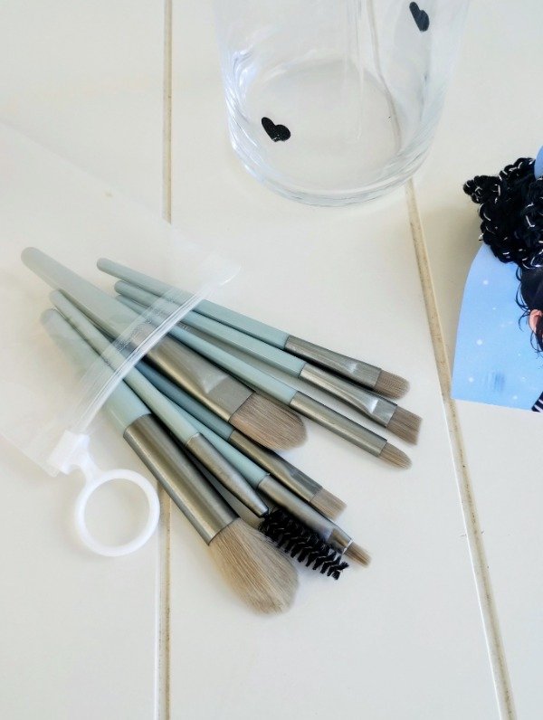 Producto - Vaso de vidrio + Scrunchie + Brochas de maquillaje - 4