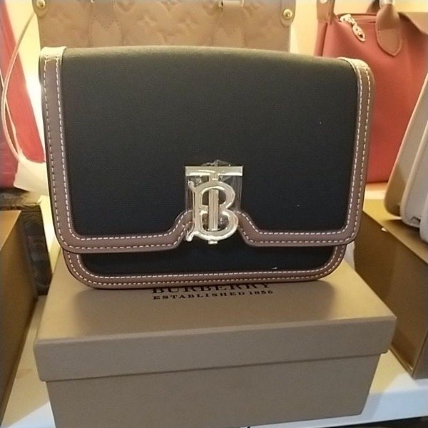 Producto - Cartera BurBerry Oscura herrajes dorados