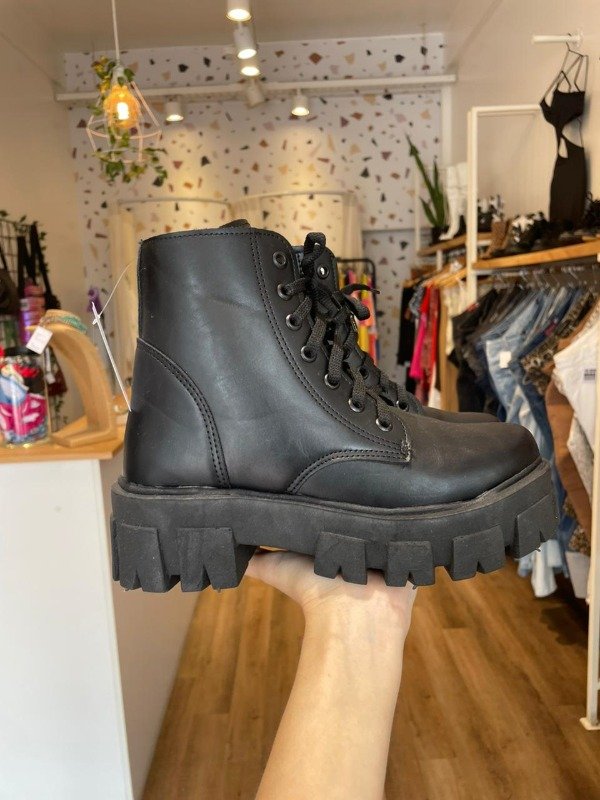 Producto - Borcegos negros lisos caña corta con plataforma talle 37